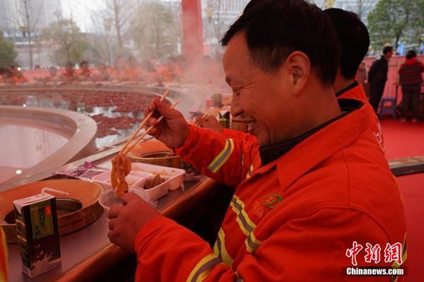 世界之最！環(huán)衛工工享“天下第一大火鍋” 圖片