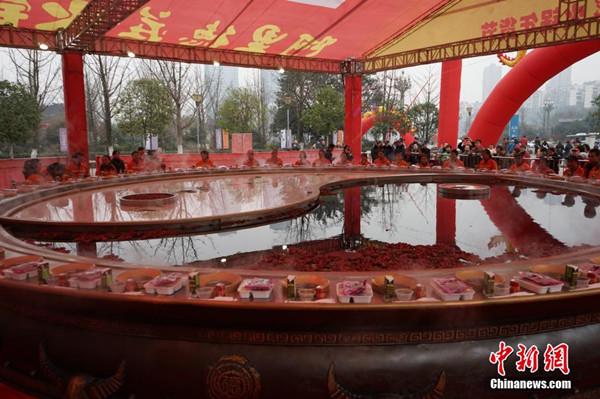 世界之最！環(huán)衛工工享“天下第一大火鍋” 圖片